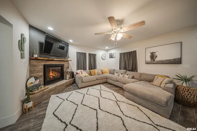 $275,000 | 1872 North 1400th Road East, Shelbyville, IL 62565