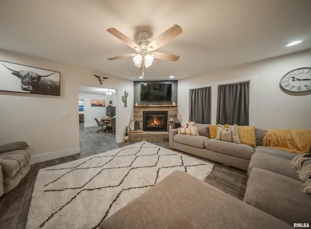 $275,000 | 1872 North 1400th Road East, Shelbyville, IL 62565