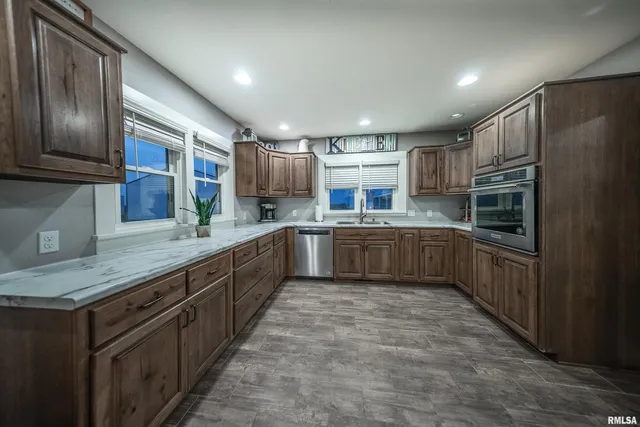 $275,000 | 1872 North 1400th Road East, Shelbyville, IL 62565