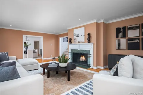 $2,595,000 | 981 Green Meadow Lane, Mamaroneck, NY 10543