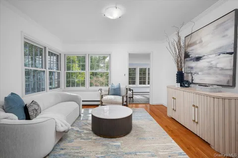 $2,595,000 | 981 Green Meadow Lane, Mamaroneck, NY 10543