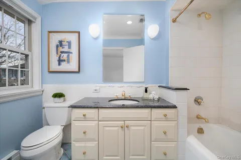 $2,595,000 | 981 Green Meadow Lane, Mamaroneck, NY 10543