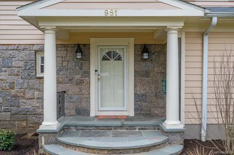 $2,595,000 | 981 Green Meadow Lane, Mamaroneck, NY 10543