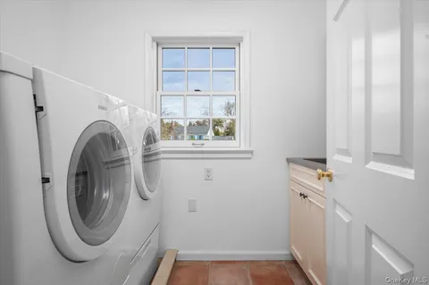 $2,595,000 | 981 Green Meadow Lane, Mamaroneck, NY 10543