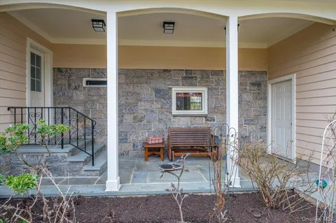 $2,595,000 | 981 Green Meadow Lane, Mamaroneck, NY 10543