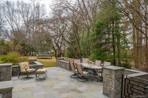 $2,595,000 | 981 Green Meadow Lane, Mamaroneck, NY 10543