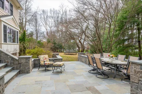 $2,595,000 | 981 Green Meadow Lane, Mamaroneck, NY 10543