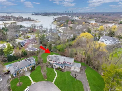 $2,595,000 | 981 Green Meadow Lane, Mamaroneck, NY 10543