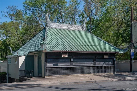 $2,595,000 | 981 Green Meadow Lane, Mamaroneck, NY 10543