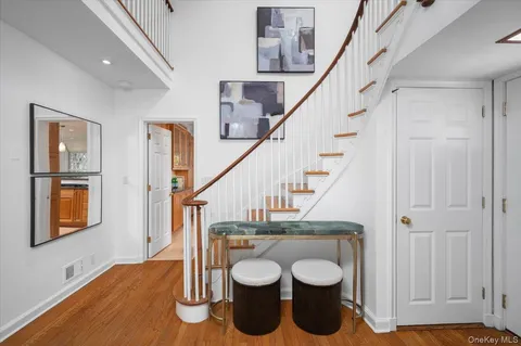 $2,595,000 | 981 Green Meadow Lane, Mamaroneck, NY 10543