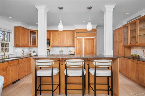 $2,595,000 | 981 Green Meadow Lane, Mamaroneck, NY 10543