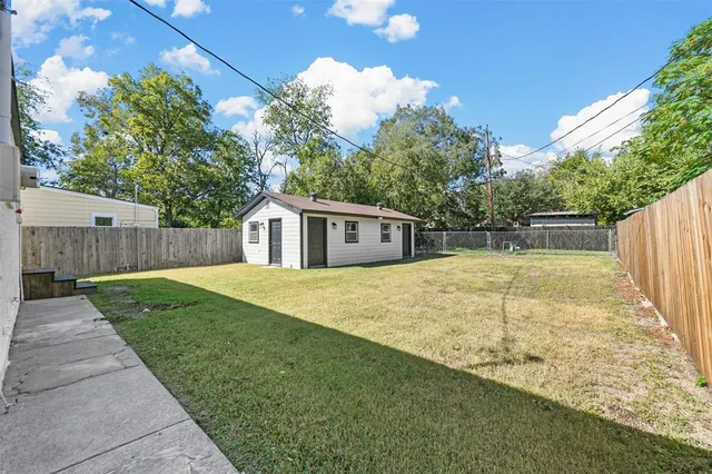 a view of a house with a backyard