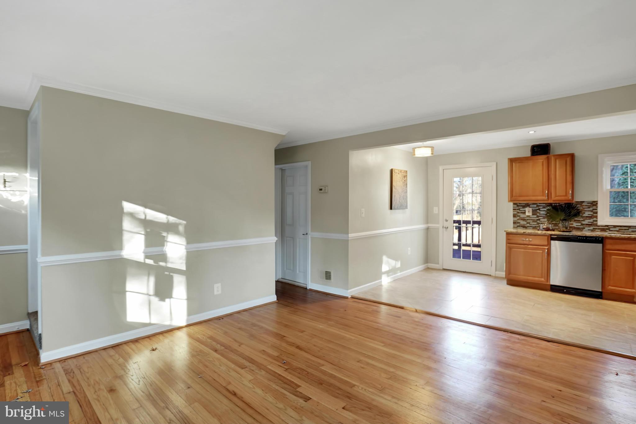 4013 Roberts Road Fairfax, VA 22032 - Photo 3 of 30 Gleaming HW floor, crown