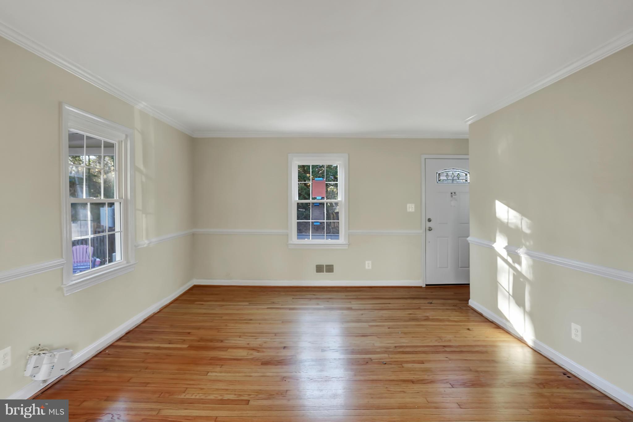 4013 Roberts Road Fairfax, VA 22032 - Photo 8 of 30 Bight, light and open living room