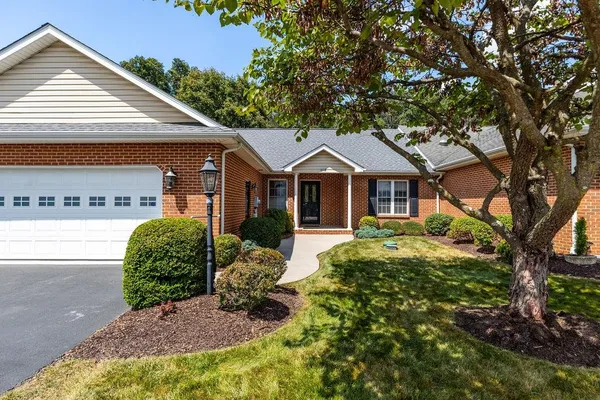 $359,000 | 118 Red Oaks Drive, Staunton, VA 24401