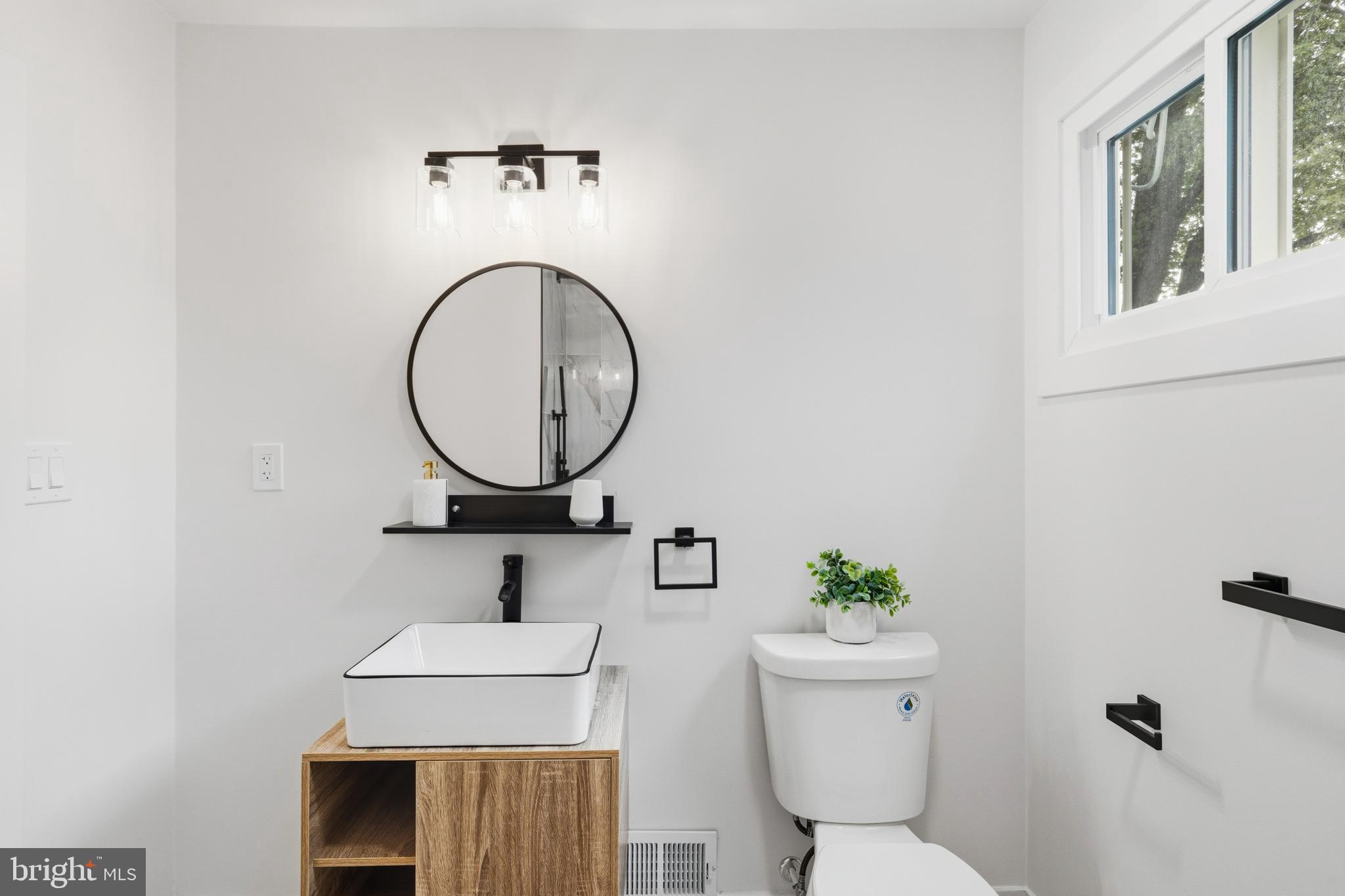 1274 Beverly Road Warminster, PA 18974 - Photo 11 of 40 Hallway bathroom upstairs