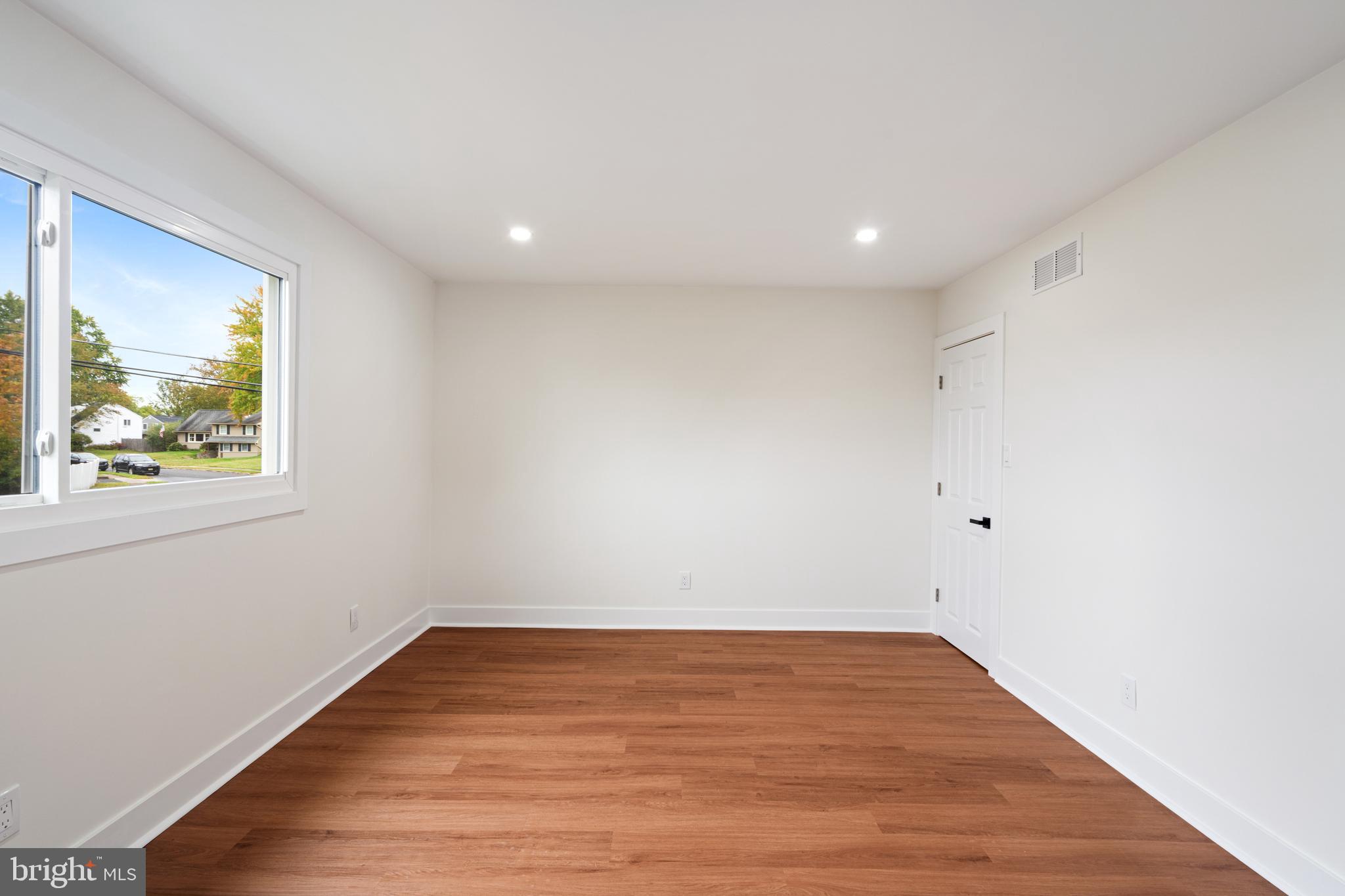 1274 Beverly Road Warminster, PA 18974 - Photo 23 of 40 Main bedroom upstairs