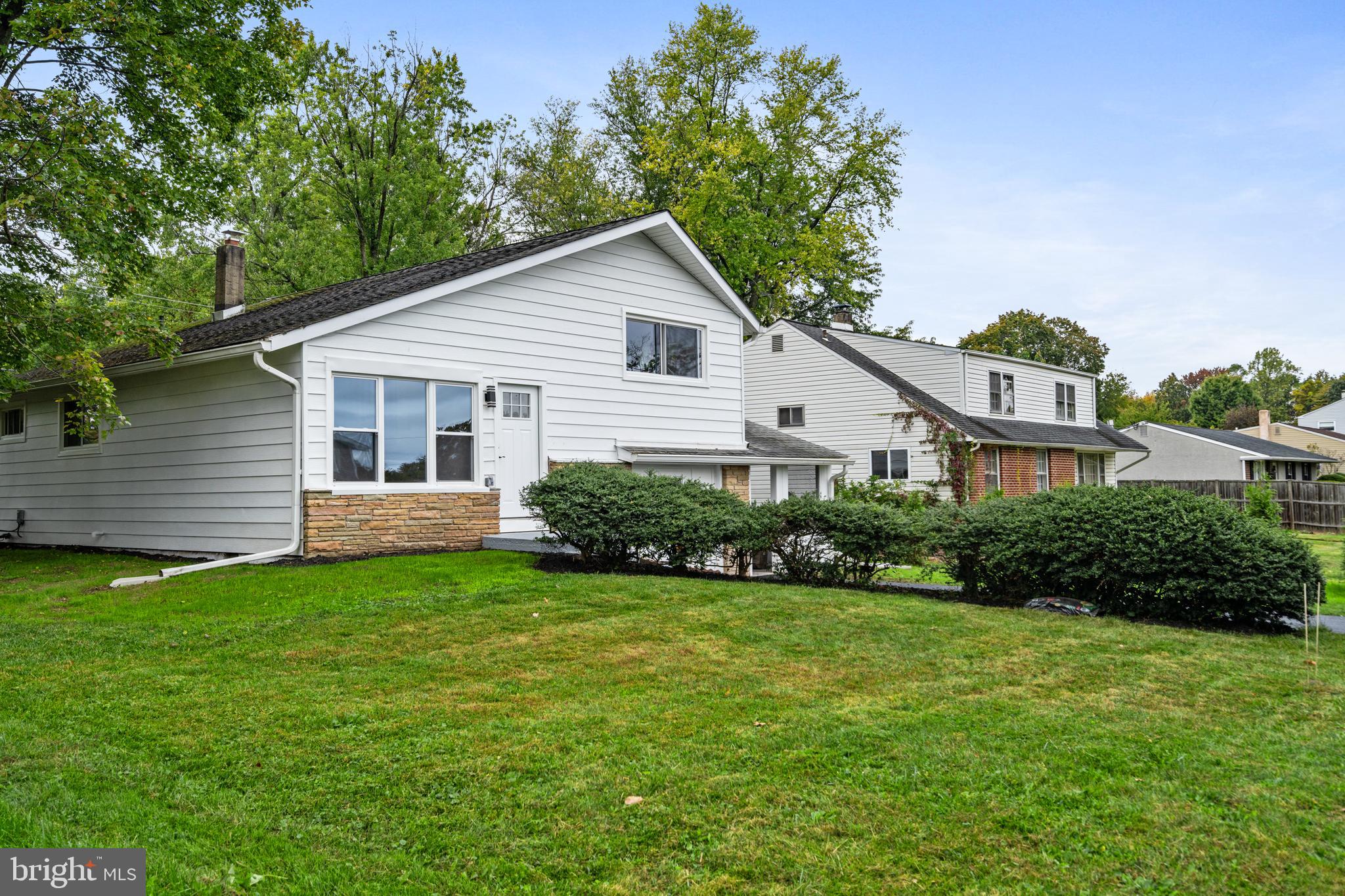 1274 Beverly Road Warminster, PA 18974 - Photo 3 of 40 Front yard