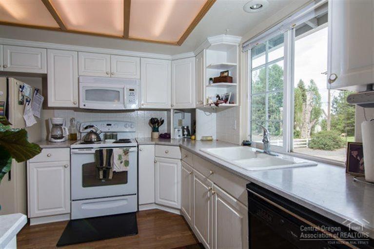 61870 Pettigrew Road Bend, OR 97702 - Photo 3 of 22 Kitchen and dining area adjacent to the