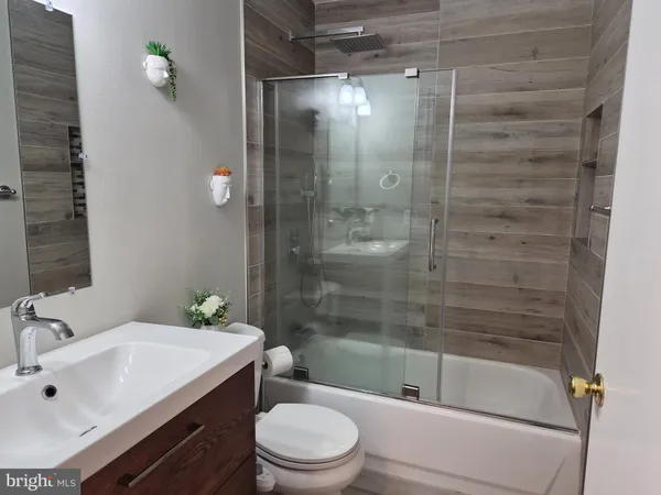 $2,000 | 18701 Sparkling Water Drive, Unit 13D, Germantown, MD 20874