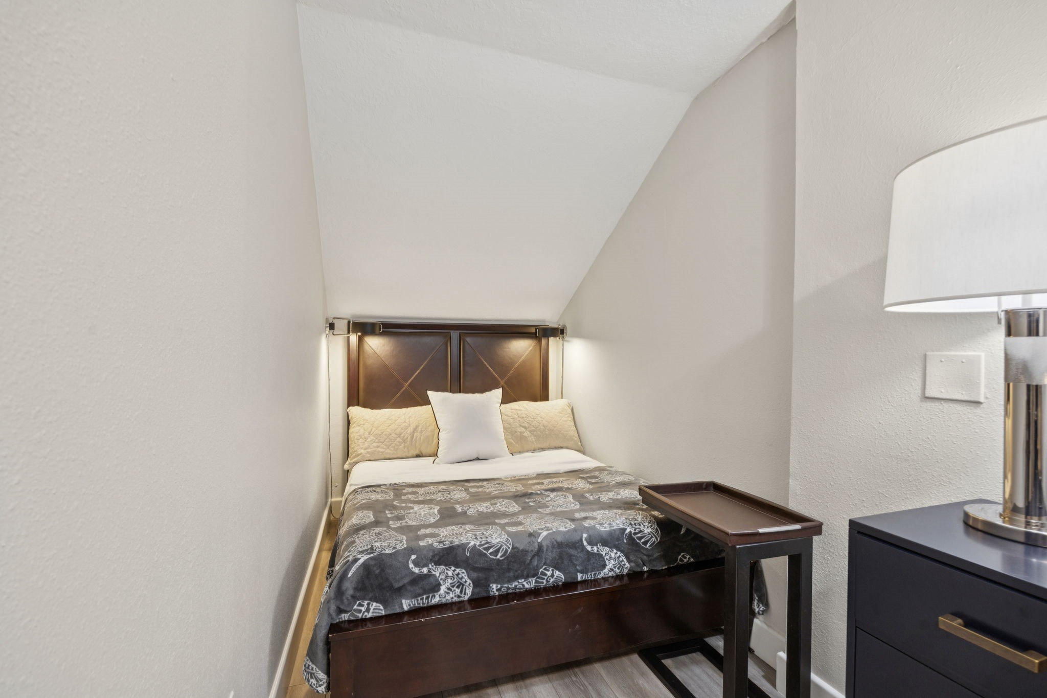 500 River Road, Unit 106 Montgomery, TX 77356 - Photo 27 of 32 Relax after a long day on the lake in a queen size bed fitting perfectly in this nook.