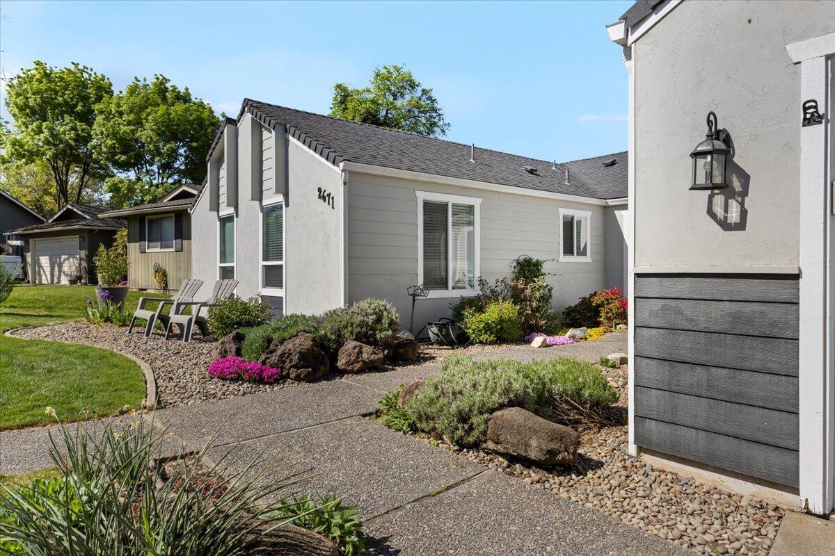2671 Aldersgate Road Medford, OR 97504 - Photo 3 of 36 09-CI_2894