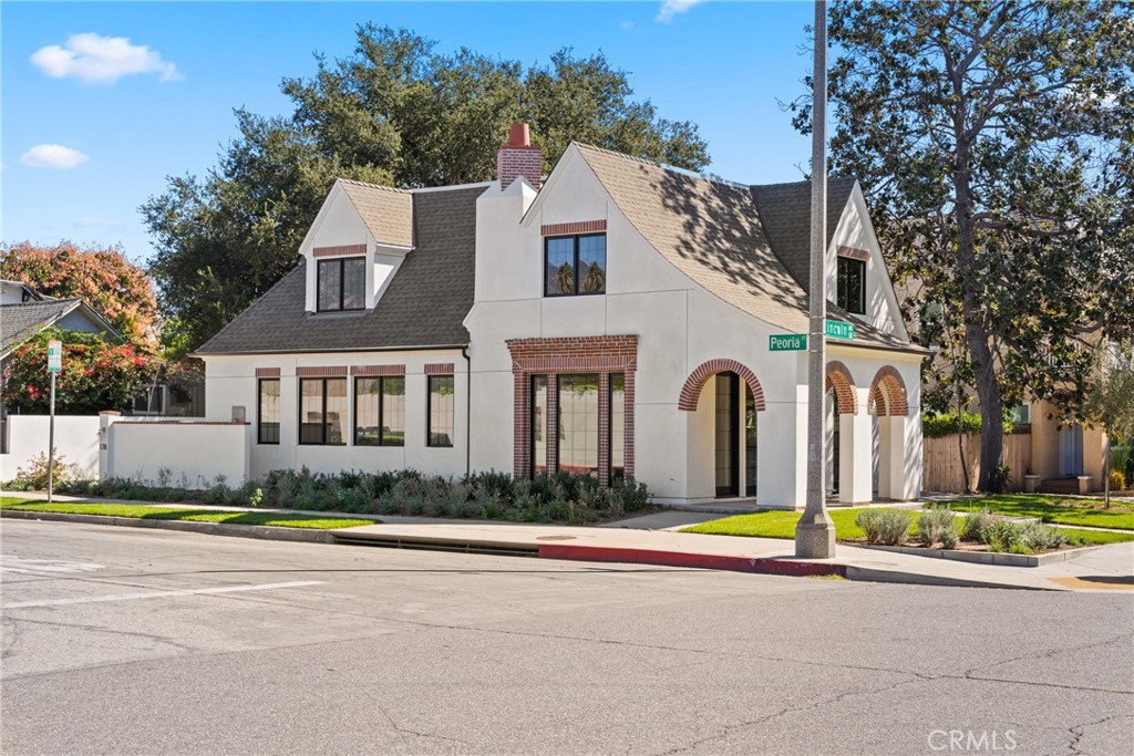 540 Lincoln Avenue Pasadena, CA 91103 - Photo 1 of 1 a front view of a house with a yard