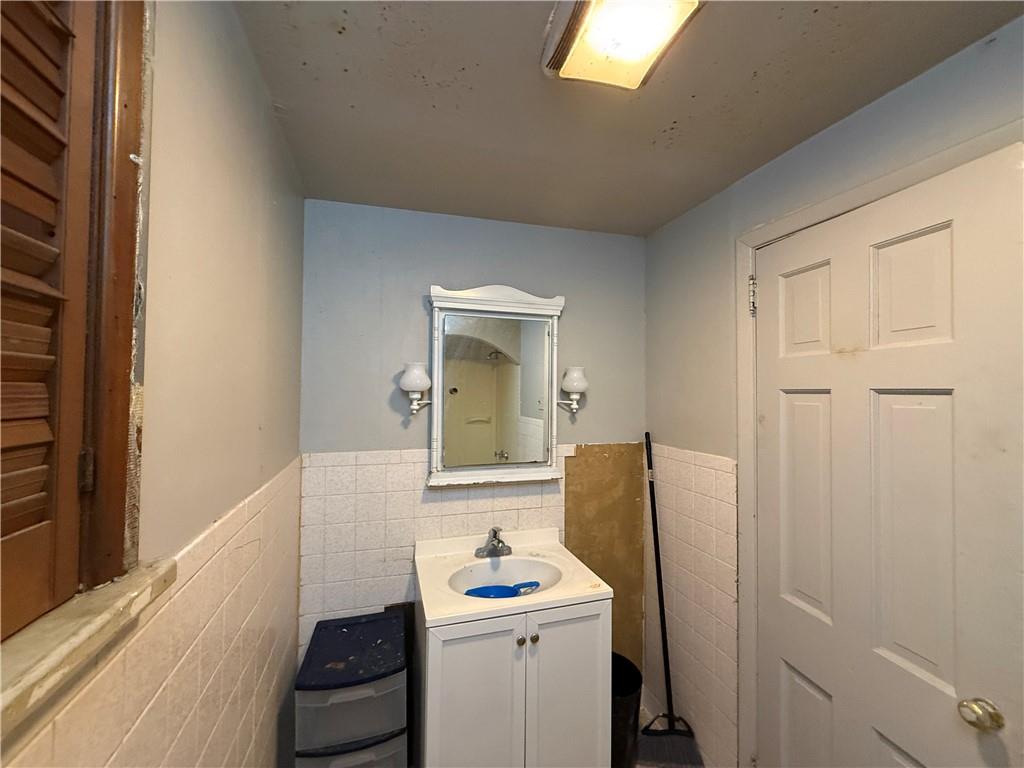 204 McCoy Road McKees Rocks, PA 15136 - Photo 10 of 25 a bathroom with a sink toilet and shower