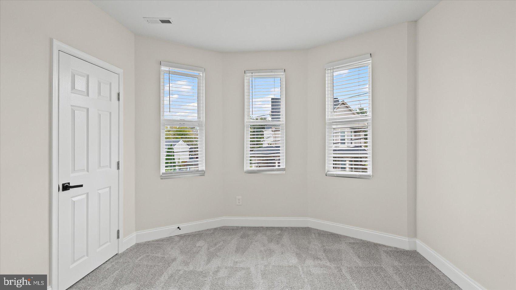 5300 Greenhill Avenue Baltimore, MD 21206 - Photo 28 of 43 an empty room with a window