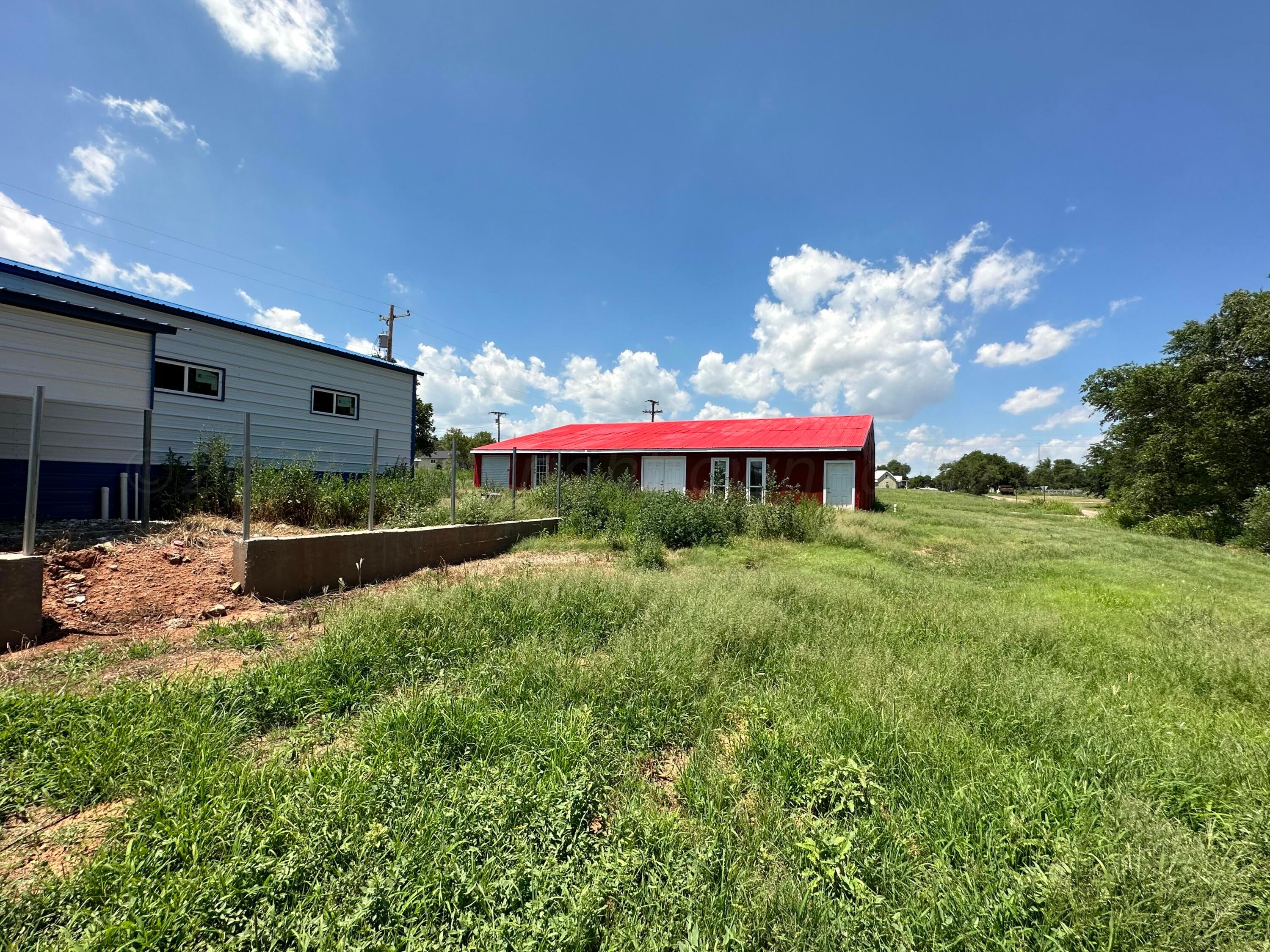700 North Texas Street Shamrock, TX 79079 - Photo 18 of 47 a view of a back yard
