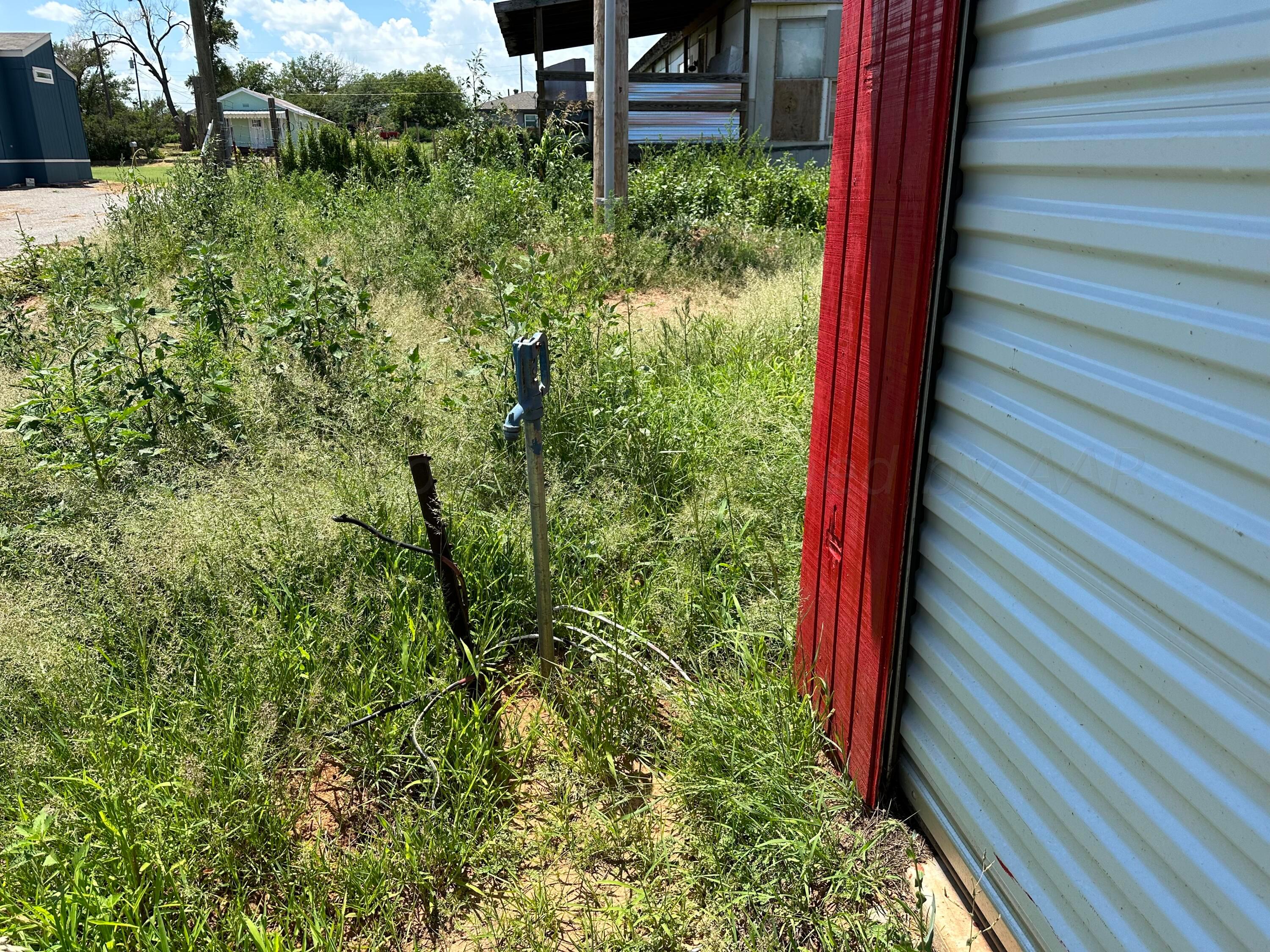 700 North Texas Street Shamrock, TX 79079 - Photo 25 of 47 a view of a garden