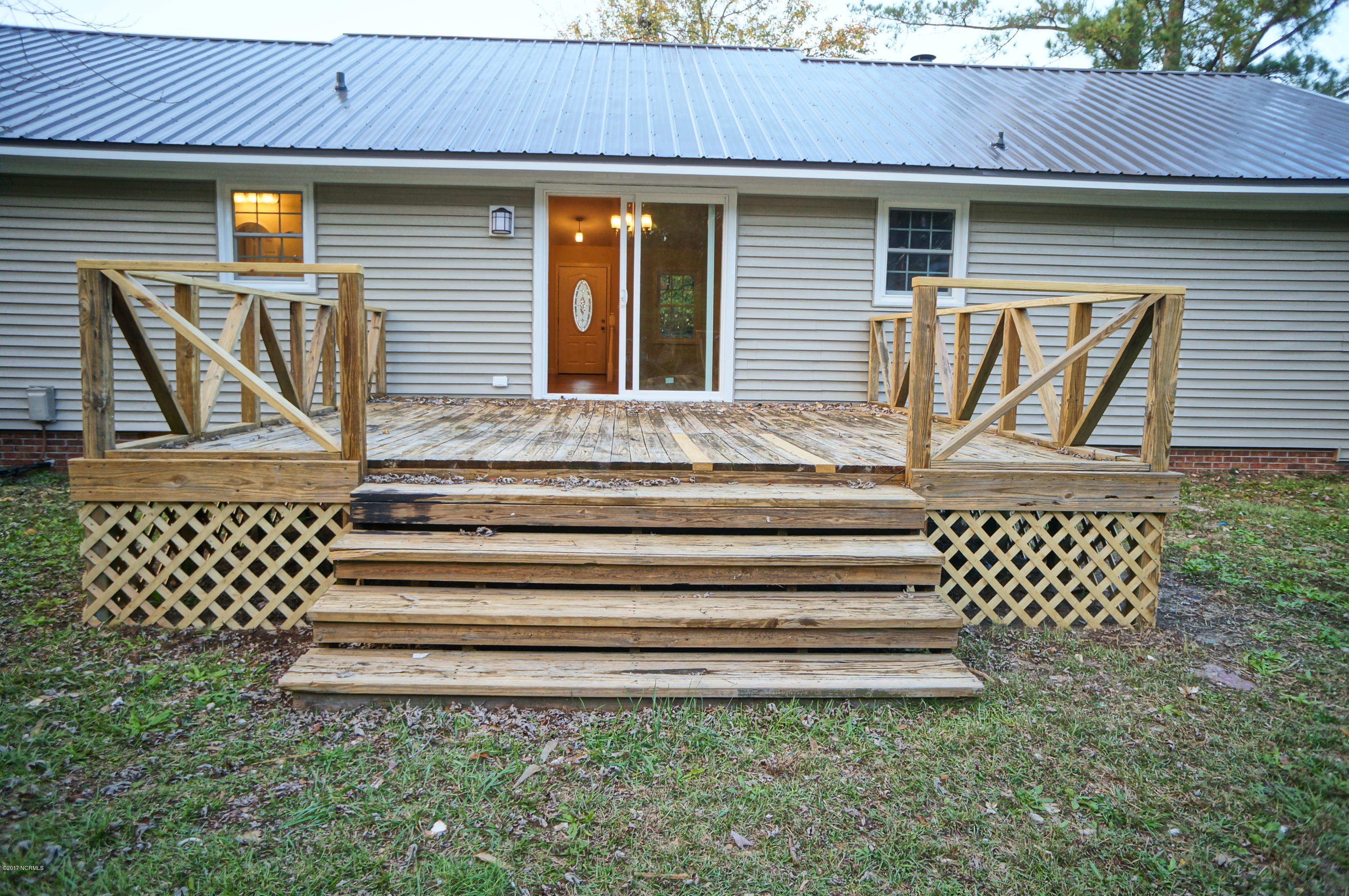 3709 Elveden Road New Bern, NC 28562 - Photo 17 of 34 Deck