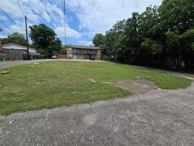 a view of a house with backyard and garden