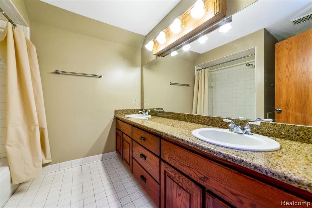 4190 Oak Tree Circle Rochester, MI 48306 - Photo 16 of 34