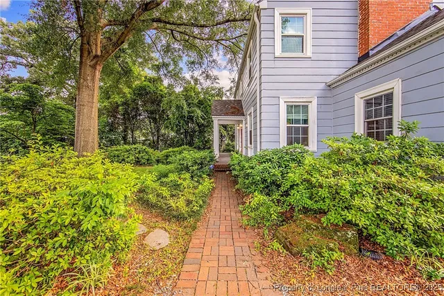 a view of a pathway with a house