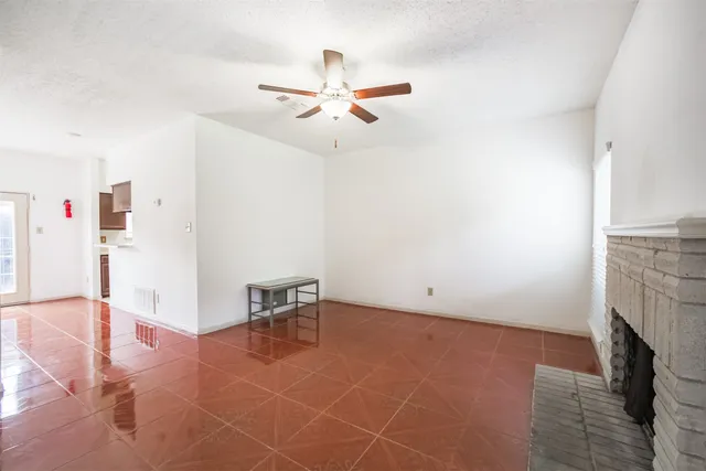 a view of livingroom with furniture and ceiling fan