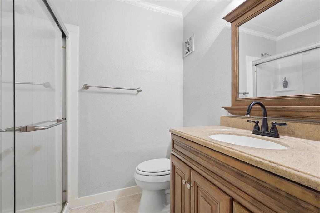 14277 Preston Road, Unit 615 Dallas, TX 75254 - Photo 18 of 20 a bathroom with a sink a toilet and a mirror