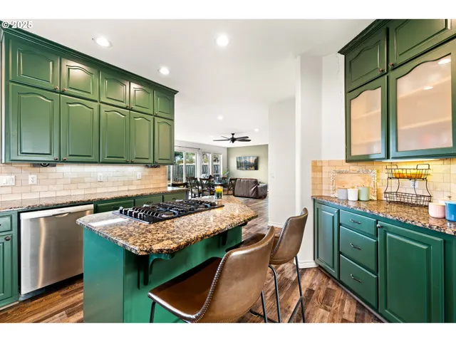 $674,900 | 12021 Southeast Summer Place, Clackamas, OR 97015