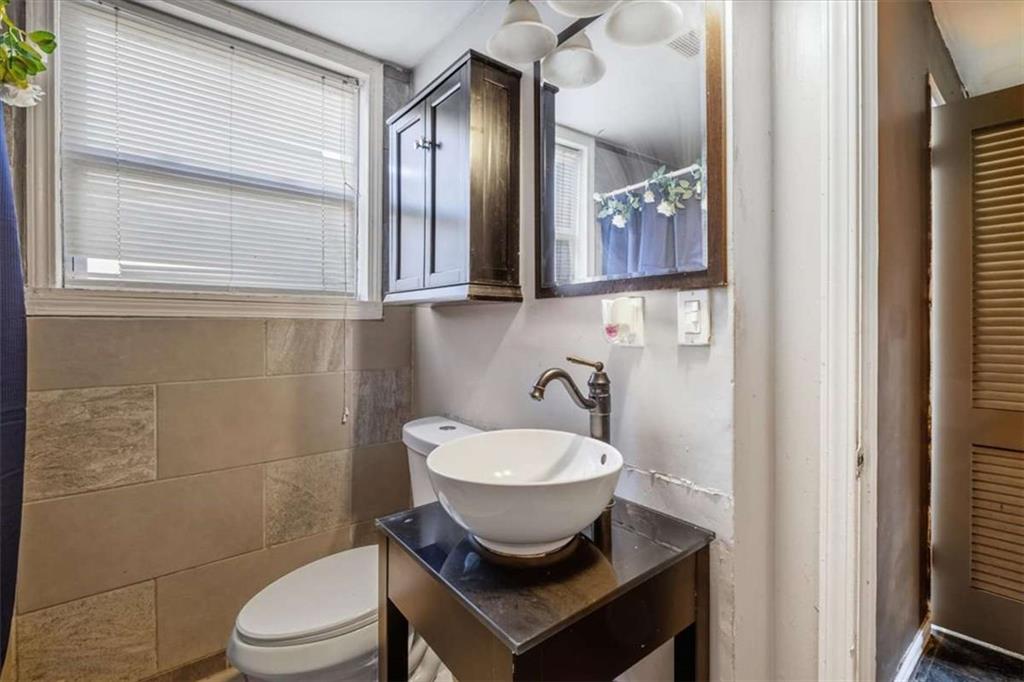 9 Atteiram Drive Rome, GA 30161 - Photo 27 of 29 a bathroom with a toilet sink and mirror