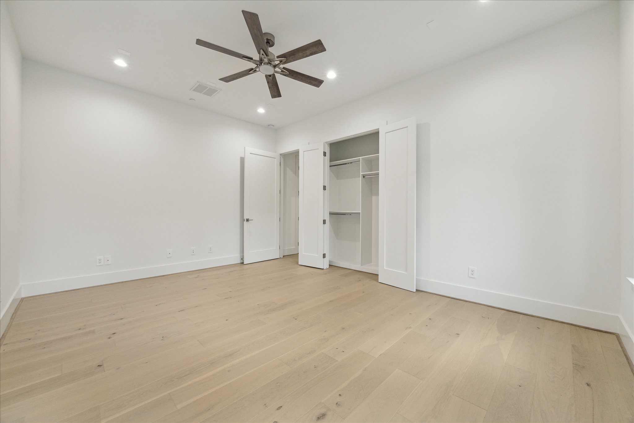 534 Lanecrest Lane Houston, TX 77024 - Photo 35 of 49 an empty room with a ceiling fan and a window