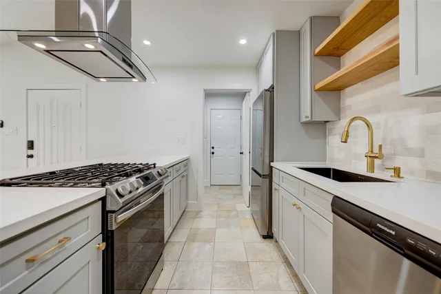 an empty room with wooden floor and ceiling fan