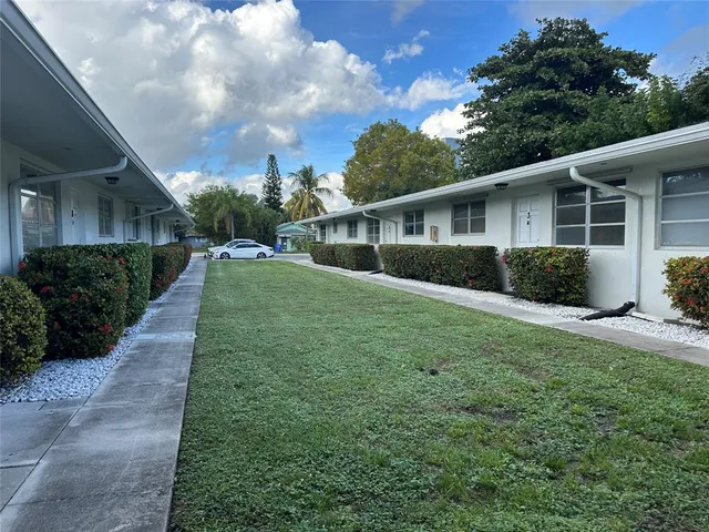 a view of a yard in front of house
