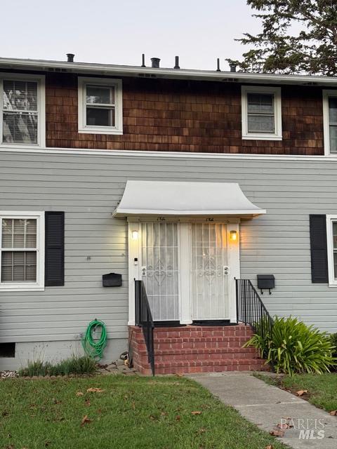 a view of front of a house with a yard