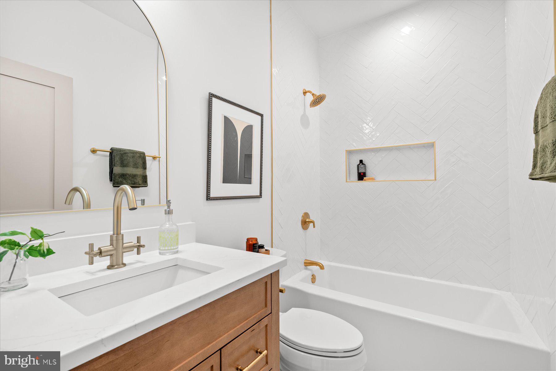 131 Randolph Place Northwest Washington, DC 20001 - Photo 29 of 41 Upper level hall bathroom