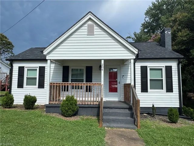 $186,000 | 204 Nelson Street, Pilot Mountain, NC 27041