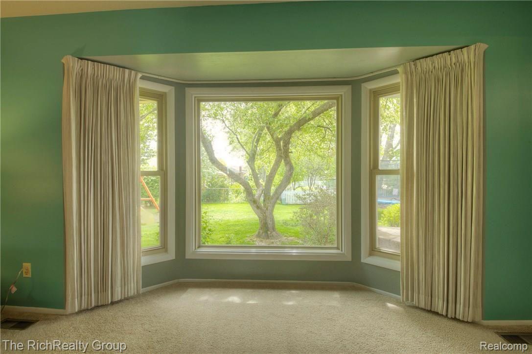 46513 Maidstone Road Canton, MI 48187 - Photo 20 of 56 20_fb.jpg