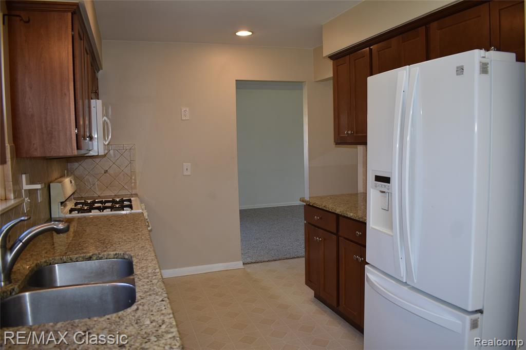 1977 Meadow Ridge Drive Walled Lake, MI 48390 - Photo 11 of 53