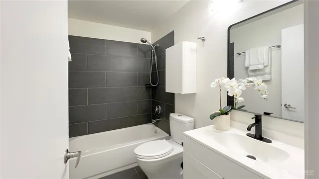 $899,000 | 2920 76th Avenue Southeast, Unit 411, Mercer Island, WA 98040