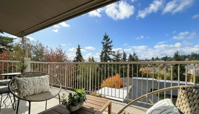 $899,000 | 2920 76th Avenue Southeast, Unit 411, Mercer Island, WA 98040