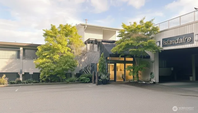 $899,000 | 2920 76th Avenue Southeast, Unit 411, Mercer Island, WA 98040